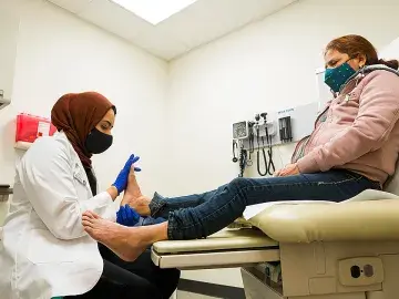 Student Nida Ahmed, DPM '23, assesses client SMU MAG